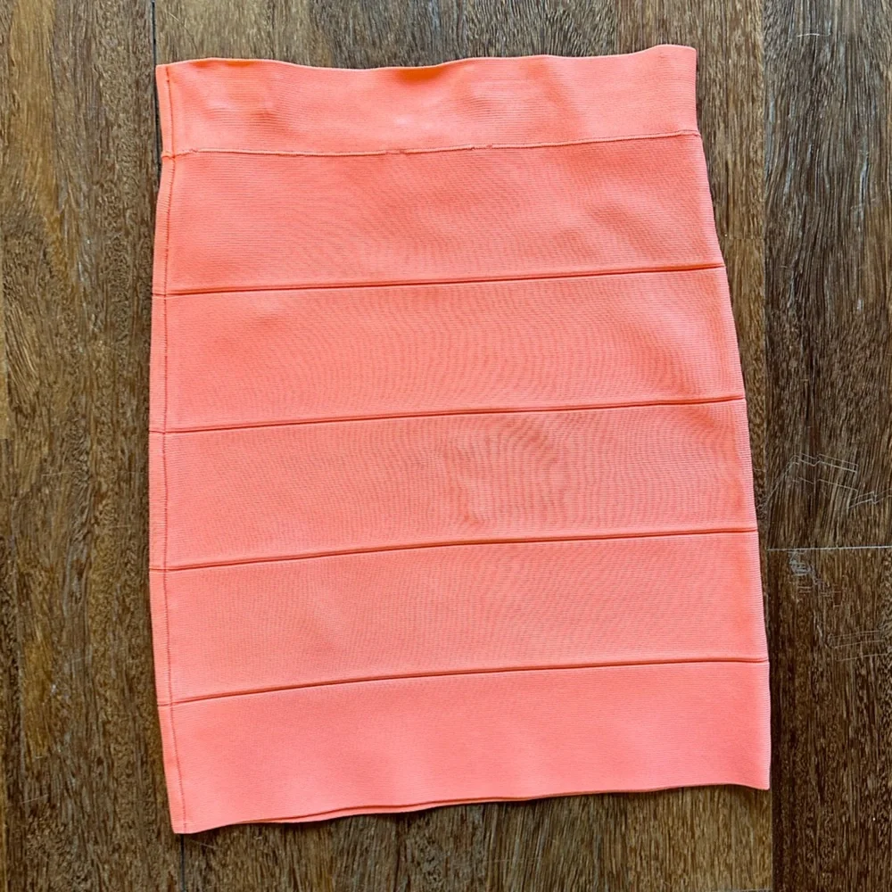 BCBG banded mini skirt size M. - Picture 4 of 4